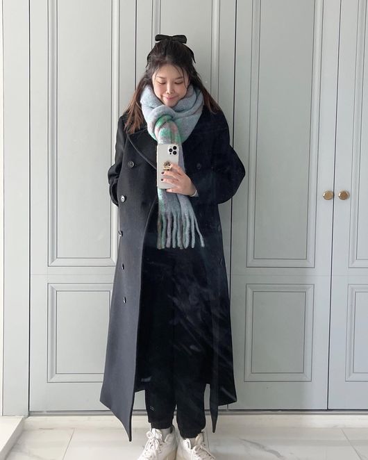 Singer Lyn announced a comeback saying he would sing a new song soon.Lyn posted a picture and a picture on his instagram on the 1st, Wow, its cold and cold today.The photo shows Lyn, who is about to go out, checking her style by looking at the full-body mirror installed on the porch.In the cold weather Lyn had a scarf on, but she was wearing a coat or a coat and regretted the cold weather.Lyn added, Dont get a cold, not a thin one.In particular, Lyn said, I will tell you a real new song soon.Meanwhile, Lynne marriages with singer Lee Soo.
