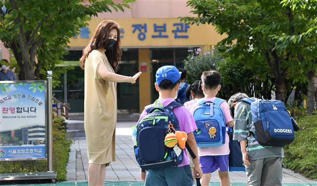 2학기 등교 시작한 초등학생들의 모습. 뉴스1