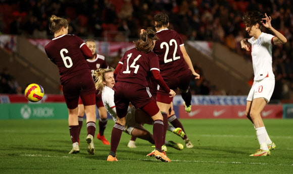라트비아 선수들의 집중 방어 - 잉글랜드 여자축구대표팀은 1일 영국 동커스터의 킵모트 스타디움에서 열린 라트비아와 2023 국제축구연맹(FIFA) 여자 월드컵 유럽지역 예선 D조 6차전 홈경기에서 20-0 대승을 거뒀다. 로이터 연합뉴스