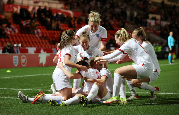 - 잉글랜드 여자축구대표팀은 1일 영국 동커스터의 킵모트 스타디움에서 열린 라트비아와 2023 국제축구연맹(FIFA) 여자 월드컵 유럽지역 예선 D조 6차전 홈경기에서 20-0 대승을 거뒀다. 로이터 연합뉴스