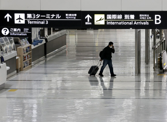 2021년 11월 29일 일본 도쿄 동쪽 나리타의 나리타 국제공항에 한 국제선 도착 로비가 인적이 끊겨 있다. 일본 NHK 방송은 12월 1일 일본 교통부가 국제 항공사에 12월 말까지 일본에 도착하는 모든 항공편의 신규 예약을 중단할 것을 요청했다고 보도했다. AP 교도통신 연합뉴스  2021-12-01