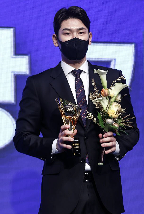 LG 홍창기가 지난 11월29일 KBO 정규시즌 시상식에서 출루율 1위로 트로피를 받은 뒤 수상 소감을 이야기하고 있다. 연합뉴스
