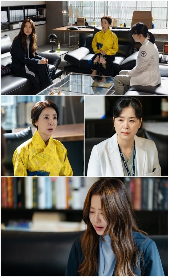 JTBCs tree drama The Person Who Likes You is revealing the three people of Chung Hee-joo (Go Hyun-jung), Hee-jus mother-in-law Park Young-sun (Kim Bo-yeon), and sister-in-law An Minseo (Jang Hye-jin), who gathered at the chairmans office of the Taerim Foundation, heightening the sense of crisis.In the still cut of People Like You, which was released on the 1st, you can see Hee-joo and Minseo sitting in front of Young-sun, the chairman of the Taelim Foundation and the mother-in-law of Hee-ju.It makes me wonder what happened between them, as if the sinner bowed his head, the surprised face of Young-sun, and the appearance of Minseo, who looks at his mother, Young-sun, with his eyes that can not read inside.Previously, Minseos husband, lawyer Hyung-ki (Hong Seo-joon), secured a photo and phone record of Seo Woo-jae (Kim Jae-young), who was a lover in the past with Hee-joo, and called Hee-joo to the roof of the building to threaten him.Hee-joo confronted Minseo, saying that he knew that he was secretly wielding violence, and the sentence, which was in a struggle with Hee-joo, fell behind the railing of the building and fell and was seriously injured.Woo Jae, who watched this figure secretly, revealed that he was a witness and hid the existence of the spirit.He was taken to Taelim Hospital and received an emergency surgery from his wife and neurosurgeon Minseo.It was a matter of interest to viewers whether the secret of the spirit that the sentence knew was revealed.In addition, the surprise of Young Sun, who has always been cool, and the unknown expression of Minseo can be seen on the 15th broadcast.On the other hand, in another scene, Hee-joo was caught pleading as if tears were pouring in front of the sea.In the meantime, he has shown a dignified attitude to protect himself even in the anxiety caused by past mistakes. Even in the desperate appearance of the spirit, Haewon seems to ignore it with a cold face.In the last 14 endings, Haewon appeared in front of Heeju with Ahn Hyun-sung (Choi Won-young), the husband of Heeju, who became drunk and disgruntled in the middle of the night.It is curious to see what the wistful appearance of Haewon and Hyunsung is begging Haewon for tears.The 15th episode of People Like You will air at 10:30 p.m. on the 1st.Photo: Celltrion Entertainment, JTBC Studio