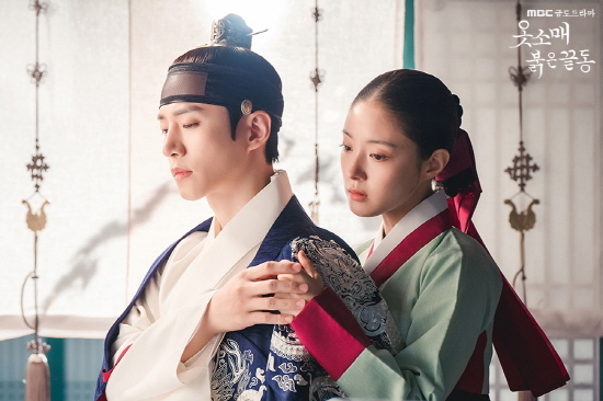 According to the results of Good Data Corporation, a TV topic analysis agency, Red End of Clothes ranked first in the drama category for three consecutive weeks, first in the drama + non-Drama integrated topic, first in the drama cast topic Lee Se-young, and second in Lee Joon-ho.MBC, which was killed this year, has ambitiously organized its first 15 billion masterpiece, The Black Sun, with its first gold-earth drama.The Departure Black Sun, which received expectations and stood at 7.2%, rose to 9.8% of the highest ratings in three episodes.Since then, it has been regrettable that it could not achieve the 10% level due to the development of somewhat lacking power and the performance of the rival SBS Wonder Woman, but it was clear that it shot the signal of MBC Drama resurrection.The Baton was taken over by the Red End of Clothes Retail, a historical drama that MBC introduced two years after the rescue of a new officer.He solved the sad court romance record of the king, Yisan, who was the countrys priority over love and Maybe Shes virtue to protect his chosen life.The same name novel by Kang Mi-gang is the original work, and it was written by Jeong Hae-ri, author of MBC Drama Festival - Bull and Monarch - Mask Master.Until the airing, it did not get much attention.Song Hye-kyos SBS Im breaking up now, Lee Young-aes JTBC Gu Kyung-i, Jun Ji-hyuns tvN Jirisan, and Han Hyo-joos tvN Happyness were covered.It is also worth comparing with MBC Drama Discrete, which was a historical drama masterpiece that aired in 77 episodes from 2007 to 2008, and became very popular with over 30% of the audience rating.Its unusual to open the lid - a solid story adds to Lee Se-young Lee Joon-hos epileptic romance Kemi.Here, when Isan finds his face and drops his fan, the face of the mountain reflected in the water is blurred, and delicate production and visual beauty are synergistic.Unlike the historical drama Isan, I focused on melodrama and emotional lines, said Jung Ji-in PD.Like that, it shows a romance drama that is not too light, even though it is moderately mixed with a young and modern atmosphere.The Departure Red End of Clothes Retail, which was 5.7% in the first episode, rose every time the audience rating rose and emerged as a sickness of the weekend.Its up to 9.4 percent in the sixth inning, and we expect it to rise further.Lee Se-young and Lee Joon-ho lead the drama with the presence of the main character in the support of veteran middle-aged actors such as Lee Duk-hwa and Park Ji-young.Lee Se-young plays the heroine Deokim Character with a broken and dignified expression, but without hate, lovingly.Lee Joon-ho, a 2PM member and a variety of dramas and movie experiences, also melted into the historical drama with stable acting and vocalization.The two of them, Kemi, are also shining.We hope that the red end of clothing sleeves, which continues its highest audience rating record, will remain a well-made drama with all the ratings, topicality and workability.Photo: MBC