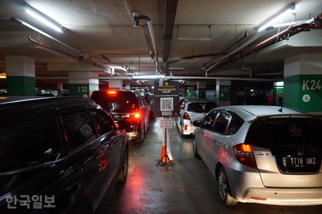 인도네시아에서 처음 선보인 승차 유령 체험을 하기 위해 평일 오후 클라파가딩 인도네시아몰 지하주차장에 줄을 선 차량들. 자카르타=고찬유 특파원