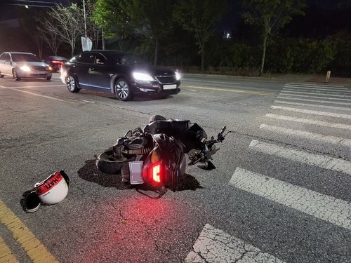 오토바이 뺑소니 사고 현장 사진. [연합뉴스]
