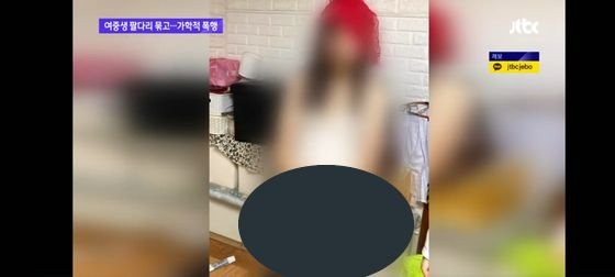 피해여중생의 머리에 가해여중생들이 속옷을 씌워 둔 모습. JTBC 캡쳐