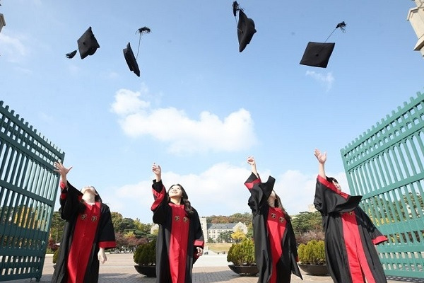 지난달 2일 서울 성북구 고려대학교 정문에서 졸업사진을 찍는 학생들의 모습.(해당 기사 내용과 관련 없음)/ 사진 = 연합뉴스