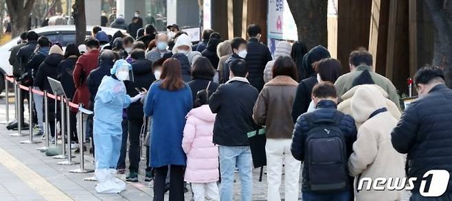 지난달 22일 오전 서울 송파구 보건소에 마련된 선별진료소를 찾은 시민들이 길게 줄을 서 검사 차례를 기다리고 있다 /사진=뉴스1
