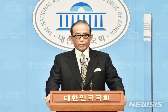 [서울=뉴시스]전신 기자 = 홍성우 전 의원이 6일 서울 여의도 국회 소통관에서 대선 출마를 선언하고 있다. (공동취재사진) 2021.07.06. photo@newsis.com