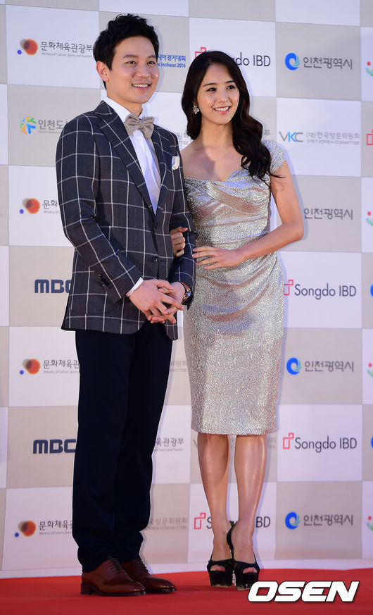 Lee Ji-ae, an announcer, and her husband Kim Jung-geun MBC announcer were side by side tested positive for Covid19.Lee Ji-aes agency, Starite Entertainment, said on the 2nd, Lee Ji-ae received a tested positive judgment on the 1st.We are now in a self-imposed state, he said.In particular, a Stee Entertainment official said, Lee Ji-ae was not vaccinated with Covid19 Vacine due to basic disease.My husband, Kim Jung-geun announcer, also received a Covid19 tested positive judgment and I know that he was self-pricing together.Lee Ji-ae is a broadcaster who made his debut as a public bond announcer for KBS 32 in 2006. He left KBS in 2014 and turned freelancer and played in various broadcasts.Kim Jung-geun announcer and Lee Ji-ae married in 2010 and started a family; especially, they had one male and one female.As the couple have been judged to have a Covid19 tested positive side by side, the safety of their children and their families is also raising concerns.The additional tested positives of broadcasting officials due to Lee Ji-ae and Kim Jung-geun announcers have not yet appeared.Above all, Lee Ji-ae is expected to have no additional information on the broadcasting industry as there is no recent broadcast recording schedule.However, MBC Live Pension Lottery 720 +, which Lee Ji-ae has been conducting, will be replaced by other hosts during his self-isolation period.DB.