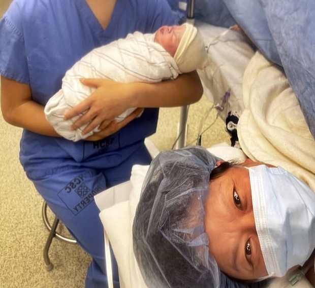 그리고 지난달 19일, 마씨는 시험관아기 토비에게 쌍둥이 동생을 만들어줬다. 보도에 따르면 그는 3년 전 얼린 배아로 또다시 임신에 성공, 딸 타라를 출산했다.