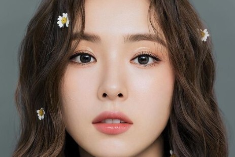 Actor Shin Se Kyung has released a picture of a picture full of cleanliness.On the afternoon of the afternoon, Shin Se Kyung posted several photos on his instagram without any phrase.In the photo, Shin Se Kyung took a picture of a flower in a pure long wave hair. He showed off his goddess of extreme beauty even in his unglamorous and understated props.The netizens responded in various ways such as Honey is Ttuk and beauty that is hard to express in words.Meanwhile, Shin Se-kyung showed a new look that the public did not know about as a documentary Anathem Records through seezn (season) last October.Another Records is a cinematic real documentary film about the story that no one knew about Shin Se Kyung.