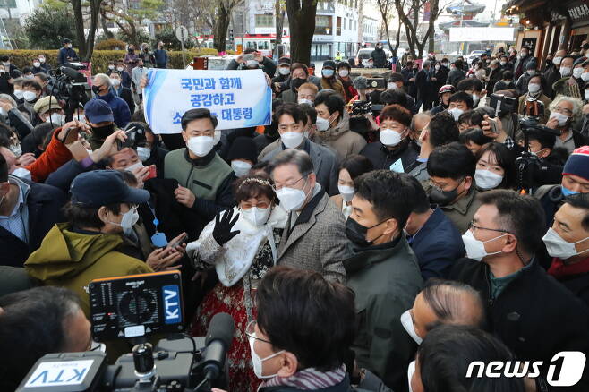 ‘매타버스(매주 타는 민생 버스)’ 전북지역 순회에 나선 이재명 더불어민주당 대선 후보가 3일 오후 전주 한옥마을을 찾아 지지자들과 인사 나누고 있다. 2021.12.3/뉴스1 © News1 구윤성 기자