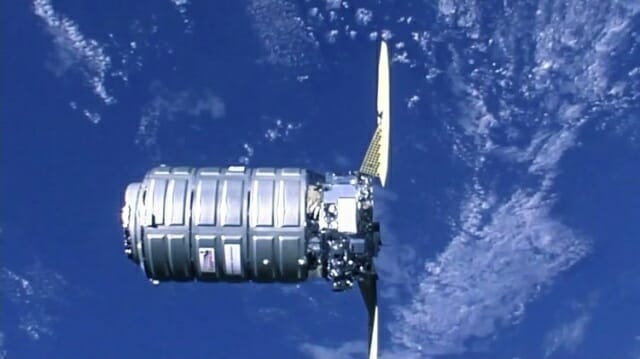 국제우주정거장에 화물을 실어나르는 시그너스 우주선의 모습 (사진=노스럽그루먼)