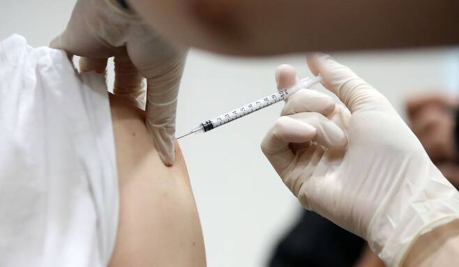 사진은 지난달 8일 얀센 백신 접종자를 대상으로 추가접종(부스터샷)을 하는 사진. /뉴시스