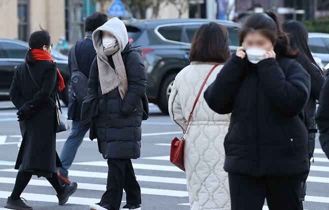 1일 오전 서울 광화문광장에서 시민들이 두꺼운 옷차림을 한 채 걸어가고 있다. /연합뉴스