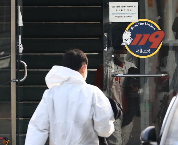 2일 소방관 집단감염이 발생한 서울 동대문소방서에서 한 직원이 코로나19 환자 이송 업무를 마친 뒤 건물로 들어서고 있다. 연합뉴스