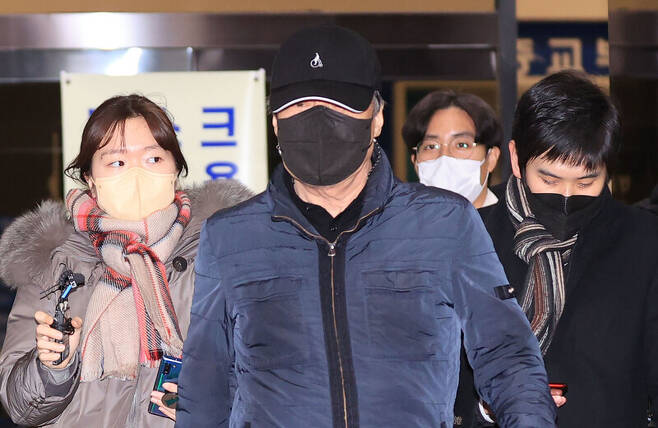 윤우진 전 용산세무서장이 11월26일 오후 서울 중앙지검에서 조사를 받은 뒤 밖으로 나서고 있다. 연합뉴스