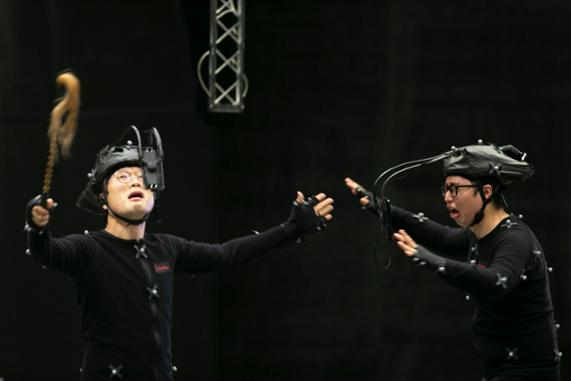 모션 캡처 장비를 착용한 고성오광대 전수자들이 퍼포머로 참여해 비비와 비비런 캐릭터의 움직임을 구현하고 있다. 국립아시아문화전당 제공