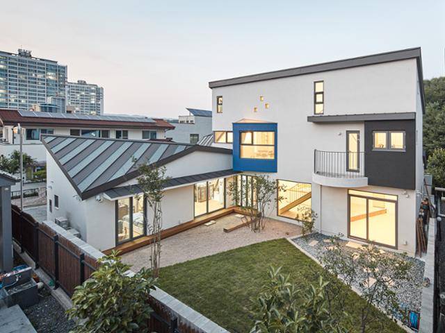 대전 유성구에 위치한 단독주택 '인터스텔라'는 툭 튀어나온 창과 발코니, 굽이치는 지붕, 외벽의 다양한 색이 한데 모여 생동감을 준다. 사진에서 왼쪽이 부모님 세대의 공간, 오른쪽이 자녀 세대의 공간이다. 이한울 건축사진작가 제공