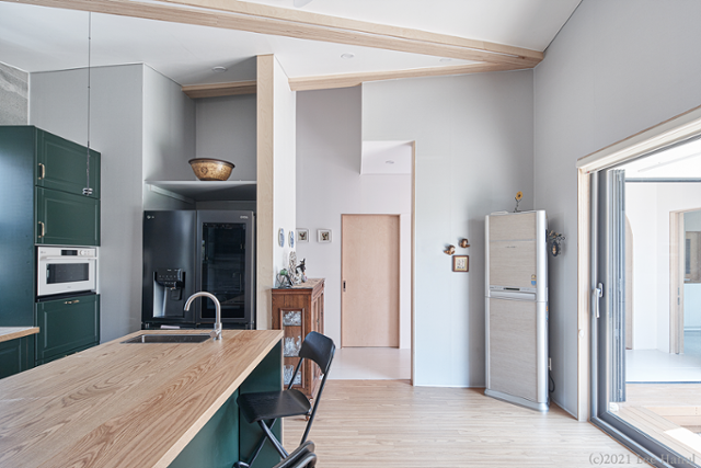 부모님 세대의 주방. 한 집에 주방을 두 곳 마련해 세대별로 따로 쓰도록 했다. 이한울 건축사진작가 제공