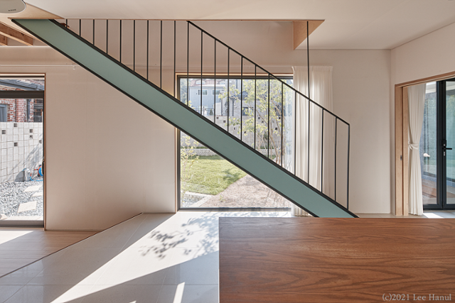 "계단이 오브제처럼 보였으면 좋겠다"는 건축주 요구에 건축가는 계단을 숨기지 않고 과감히 드러냈다. 이한울 건축사진작가 제공