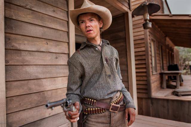 보안관 보조 화이티는 마을에 몇 남지 않은 남자 중 하나다. 그는 사랑과 임무에 진심을 다한다. 넷플릭스 제공