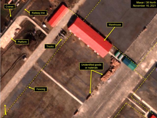 북한 평안북도 의주비행장의 최근 위성사진. 창고로 추청되는 건물 쪽으로 트럭이 이동하는 모습이 보인다. 38노스 홈페이지 캡처