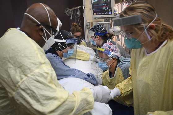 미국 미네소타주의 한 병원 중환자실에서 코로나19 환자를 옮기고 있다. 이 지역 병원은 빈 병상이 없어 코로나19 확진자들이 이송되도 받지 못하는 상태다. 연합뉴스
