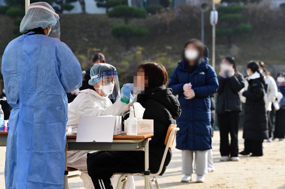 3일 오전 광주 남구 한 고등학교에서 신종 코로나바이러스 감염증(코로나19) 전수검사가 이뤄지고 있다.연합뉴스