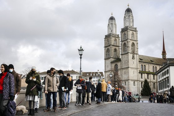 지난달 28일(현지시간) 스위스 취리히에서 열린 코로나19 국민투표에 참여하기 위해 시민들이 줄을 서 있다.[AP=연합뉴스]