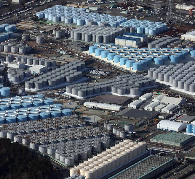 일본 원자력규제위원회는 2011년 동일본 대지진으로 방사성물질 대량 유출 사고가 발생한 후쿠시마 제1원자력발전소의 오염수를 2023년 봄부터 방류하려는 계획에 차질이 빚어졌다고 3일 밝혔다. 지난 2월13일 후쿠시마 제1원전의 방사능 오염수를 저장한 탱크 1000여기를 공중 촬영한 모습. 후쿠시마 | EPA연합뉴스
