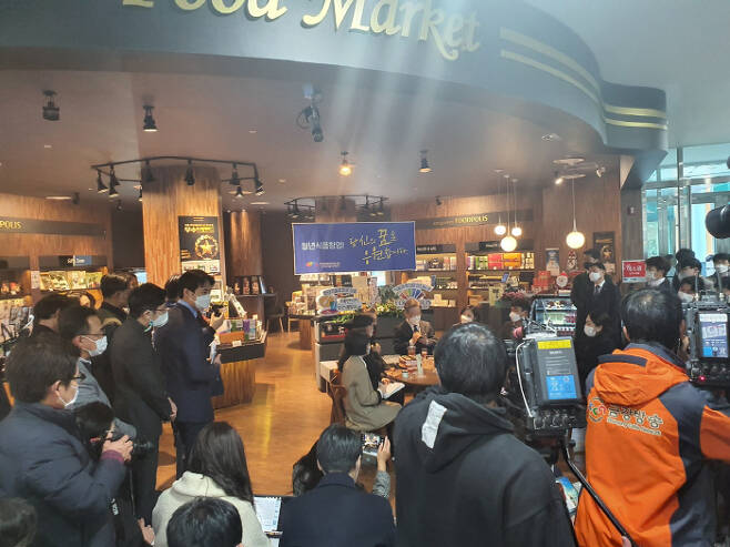 전북 식품클러스트서 청년 창업가들과 간담회를 갖고 있는 이재명 더불어민주당 대선후보. [사진=이지용 기자]