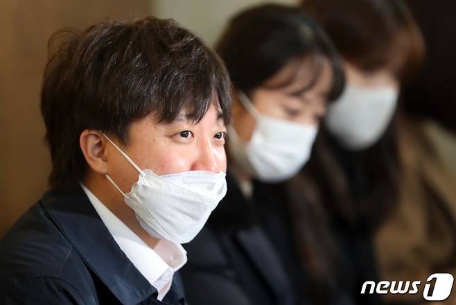 이준석 국민의힘 대표가 3일 오후 제주시 연동의 한 카페에서 기자 간담회를 진행하고 있다. 2021.12.3/뉴스1