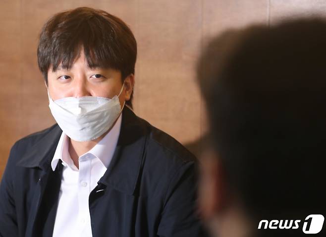 당무를 중단하고 잠행 중인 이준석 국민의힘 대표가 3일 오후 제주시 연동의 한 카페에서 기자 간담회를 하고 있다. 2021.12.3/뉴스1