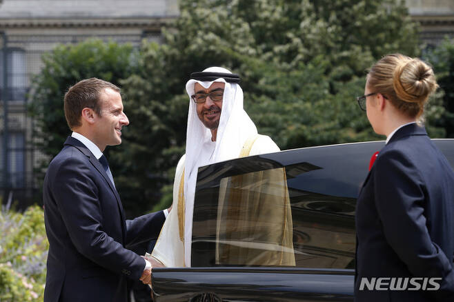 [AP/뉴시스] 2017년 6월 자료 사진으로 막 취임한 프랑스의 마크롱 대통령이 방문한 UAE의 모하메드 빈자예드 알나하얀 왕세자와 엘리제궁에서 악수하고 있다