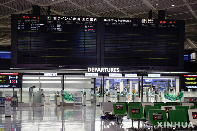 [나리타(일본)=신화/뉴시스]지난 11월 30일 일본 나리타 공항 국제선 출발 게이트가 텅 비어있다. 일본 정부는 이날부터 외국인 신규 입국 원칙 금지 조치를 시행했다. 코로나19 새 변이 바이러스인 오미크론 차단을 위해서다. 2021.12.01