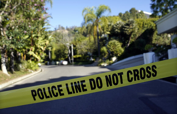 총격 사고가 발생한 애반트의 베버리힐스 자택 - 테드 사란도스 넷플릭스 최고경영자의 장모이자 수십 년 동안 로스앤젤레스 자선가로 활동한 재클린 애반트(81)가 강도의 총에 맞아 사망했다. AP연합