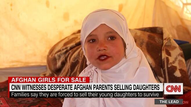 55세 남성에 매매혼 당한 9살 아프간 소녀 - 아프가니스탄 바드기스주 북서쪽의 이재민 정착촌에서 만난 9살 파르와나 말릭은 지난달 24일(현지시간) 20만 아프가니스(약 260만원)에 팔려 55살 남성의 신부가 됐다. CNN방송 캡처