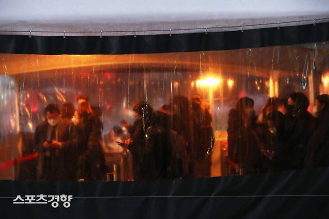 오미크론 코로나19 변이 바이러스 국내 확진자가 나온 가운데 2일 저녁 서울 시청 앞 서울 광장 임시 선별진료소에서 시민들이 코로나19 검사를 받기 위해 줄서있다.  한수빈 기자