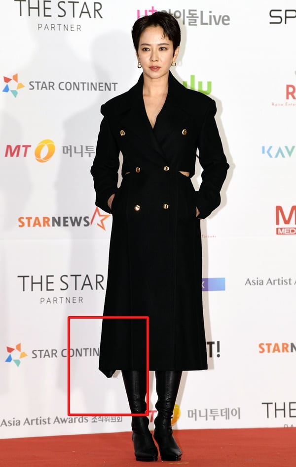 배우 송지효가 밑단이 뜯어진 코트를 입고 시상식에 참석했다./ 사진=조준원 텐아시아 기자 wizard333@