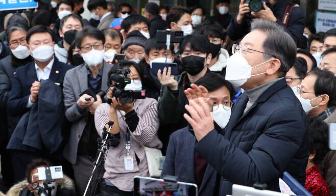 더불어민주당 이재명 대선후보가 4일 전북 군산시 공설시장을 방문, 시민들에게 지지를 호소하고 있다. /연합뉴스