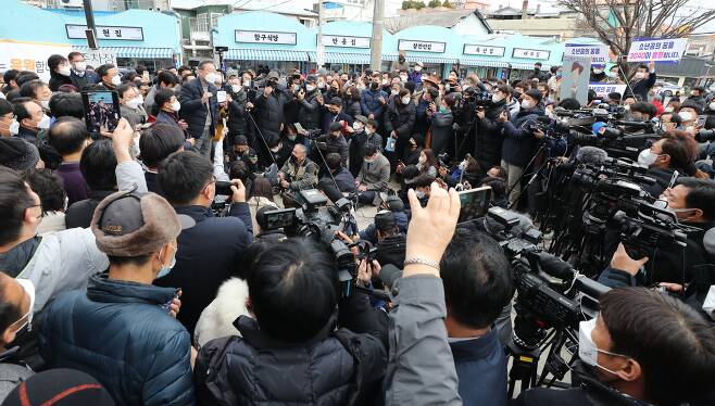 더불어민주당 이재명 대선후보가 4일 전북 군산시 공설시장을 방문, 시민들에게 지지를 호소하고 있다. /연합뉴스