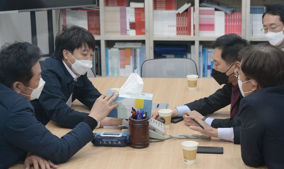 이준석 국민의힘 당대표가 3일 오후 김기현 원대대표와 울산시당 3층 회의실에서 회동을 하고 있다. 뉴시스