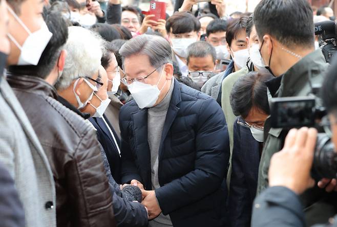 더불어민주당 이재명 대선후보가 4일 전북 군산시 공설시장을 방문, 지지자들과 인사하고 있다. 연합뉴스
