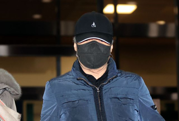 윤우진 전 용산세무서장이 지난달 26일 오후 서울중앙지검에서 조사를 받은 뒤 밖으로 나서고 있다. 연합뉴스