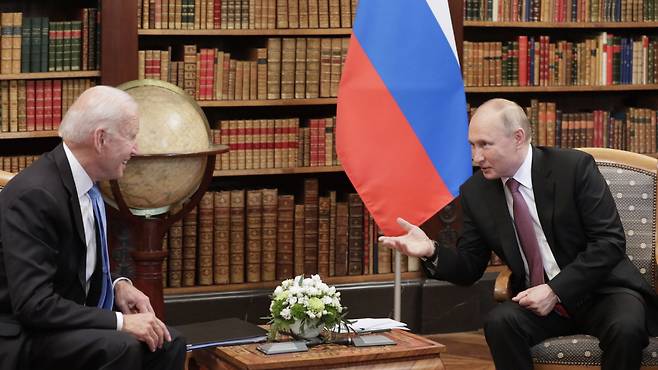 지난 6월 스위스 제네바에서 만나 대화를 하고 있는 조 바이든(왼쪽) 미국 대통령과 블라디미르 푸틴 러시아 대통령의 모습. [TASS]