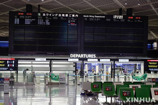 [나리타(일본)=신화/뉴시스]지난 11월 30일 일본 나리타 공항 국제선 출발 게이트가 텅 비어있다. 일본 정부는 이날부터 외국인 신규 입국 원칙 금지 조치를 시행했다. 코로나19 변이 바이러스인 오미크론 차단을 위해서다. 2021.12.01