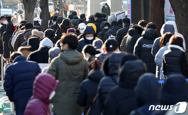 5일 오전 서울 송파구보건소에서 시민들이 코로나19 검사를 받기 위해 길게 줄 서 있다. 2021.12.5/뉴스1 © News1 조태형 기자
